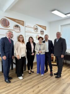 Staatssekretärin Elisabeth Zehetner beim Werksbesuch in Oed, NÖ – Personen v. l. n. r.: CEO Dr. Karl Schäcke, Bürgermeisterin der Gemeinde Waldegg – Katharina Trettler-Schiefer, CFO Daniela Klauser, Staatssekretärin Elisabeth Zehetner, CTO Dr. Thomas Vogl und Herr Dipl.-Ing. Franz Dinhobl